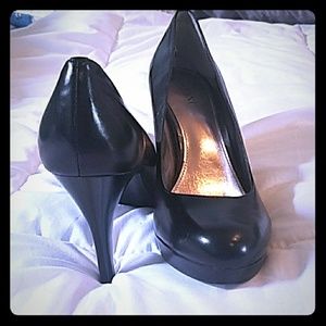 Alfani platform pumps